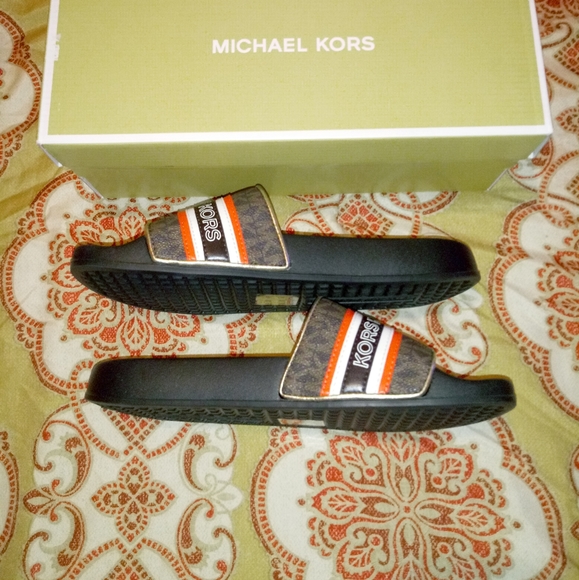 Michael Kors Gilmore Slides - Picture 3 of 10